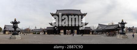 Un'immagine panoramica del Tempio Higashi Hongan-ji, centrato sulla porta della Sala del Fondatore. Foto Stock