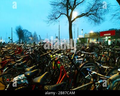 le distese di molte biciclette olandesi hanno accatastato una sull'altra in un caos di trasporto Foto Stock