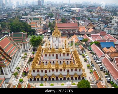 Vista aerea con drone. Wat Ratchanatdaram e Loha Prasat Metal Castle al crepuscolo, punto di riferimento di Bangkok Thailandia. Foto Stock