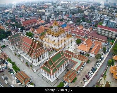 Vista aerea con drone. Wat Ratchanatdaram e Loha Prasat Metal Castle al crepuscolo, punto di riferimento di Bangkok Thailandia. Foto Stock