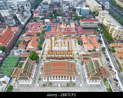 Vista aerea con drone. Wat Ratchanatdaram e Loha Prasat Metal Castle al crepuscolo, punto di riferimento di Bangkok Thailandia. Foto Stock