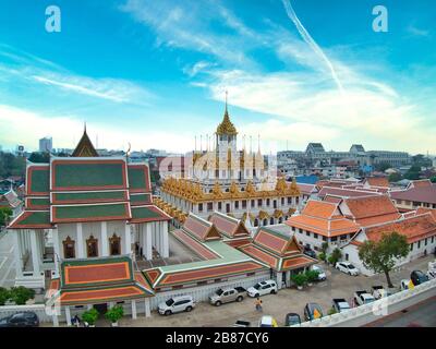 Vista aerea con drone. Wat Ratchanatdaram e Loha Prasat Metal Castle al crepuscolo, punto di riferimento di Bangkok Thailandia. Foto Stock