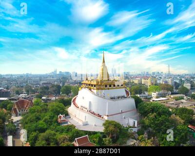 Vista aerea con drone. Wat Saket, il Tempio del Monte d'Oro, punto di riferimento del viaggio di Bangkok, Thailandia. Foto Stock