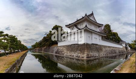 Un'immagine panoramica delle mura esterne del castello di Nijō e del suo fossato. Foto Stock