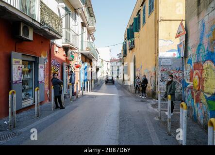 Marzo 20, 2020, Napoli, CAMPANIA, ITALIA: Italia-20/03/2020 Napoli, durante la pandemia del virus covid-19, le strade sono vuote sia nel centro che nei sobborghi ma inizia il disagio per i cittadini con cumuli di rifiuti, la mancanza di cibo per i meno benestanti. Ora arriva l'esercito, ma i napoletani non si affliggono e rispondono con bandiere e striscioni dai balconi. (Credit Image: © Fabio Sasso/FILO ZUMA) Foto Stock