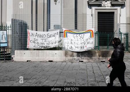 Marzo 20, 2020, Napoli, CAMPANIA, ITALIA: Italia-20/03/2020 Napoli, durante la pandemia del virus covid-19, le strade sono vuote sia nel centro che nei sobborghi ma inizia il disagio per i cittadini con cumuli di rifiuti, la mancanza di cibo per i meno benestanti. Ora arriva l'esercito, ma i napoletani non si affliggono e rispondono con bandiere e striscioni dai balconi. (Credit Image: © Fabio Sasso/FILO ZUMA) Foto Stock