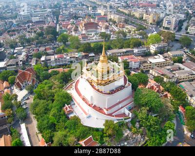 Vista aerea con drone. Wat Saket, il Tempio del Monte d'Oro, punto di riferimento del viaggio di Bangkok, Thailandia. Foto Stock