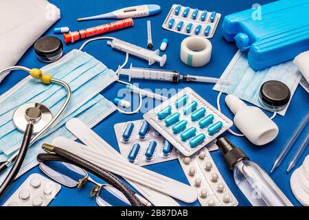 Set di diversi articoli medici. Mezzi per la prevenzione, l'igiene personale e il trattamento dei sintomi del coronavirus. COVID-19 pandemico, 2019-nCoV WO Foto Stock