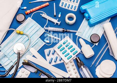 Set di diversi articoli medici. Mezzi per la prevenzione, l'igiene personale e il trattamento dei sintomi del coronavirus. COVID-19 pandemico, 2019-nCoV WO Foto Stock
