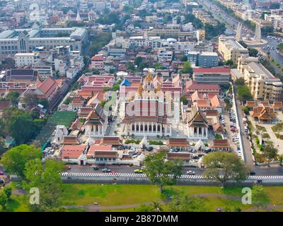 Vista aerea con drone. Wat Ratchanatdaram e Loha Prasat Metal Castle al crepuscolo, punto di riferimento di Bangkok Thailandia. Foto Stock