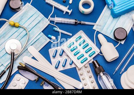 Set di diversi articoli medici. Mezzi per la prevenzione, l'igiene personale e il trattamento dei sintomi del coronavirus. COVID-19 pandemico, 2019-nCoV WO Foto Stock