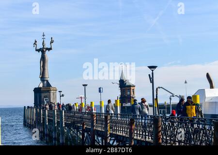 Konstanz, Germania - 15 febbraio 2020: Porto di Costanza con passeggiata. Foto Stock