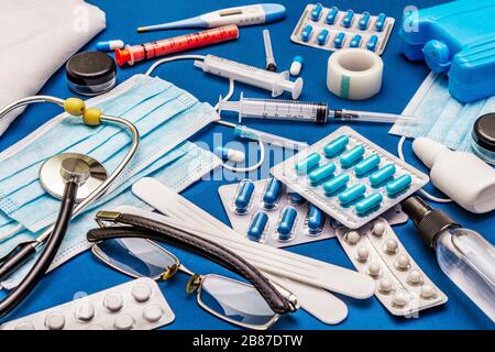 Set di diversi articoli medici. Mezzi per la prevenzione, l'igiene personale e il trattamento dei sintomi del coronavirus. COVID-19 pandemico, 2019-nCoV WO Foto Stock