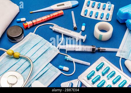 Set di diversi articoli medici. Mezzi per la prevenzione, l'igiene personale e il trattamento dei sintomi del coronavirus. COVID-19 pandemico, 2019-nCoV WO Foto Stock
