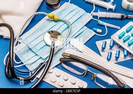 Set di diversi articoli medici. Mezzi per la prevenzione, l'igiene personale e il trattamento dei sintomi del coronavirus. COVID-19 pandemico, 2019-nCoV WO Foto Stock