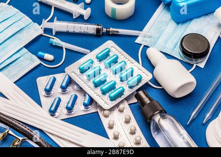 Set di diversi articoli medici. Mezzi per la prevenzione, l'igiene personale e il trattamento dei sintomi del coronavirus. COVID-19 pandemico, 2019-nCoV WO Foto Stock