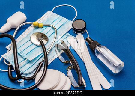 Set di diversi articoli medici. Mezzi per la prevenzione, l'igiene personale e il trattamento dei sintomi del coronavirus. COVID-19 pandemico, 2019-nCoV WO Foto Stock