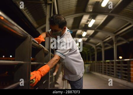 Pathum Thani, Thailandia. 19 Mar 2020. Durante la notte del 19 marzo 2020, le forze aeree thailandesi, le persone e i volontari hanno contribuito a spruzzare acqua, pulire le strade, pulire i grandi magazzini, fermate degli autobus a Rangsit, Phahonyothin Road. Provincia di Pathum Thani la Thailandia è un luogo dove molte persone si riuniscono per la pulizia, per prevenire lo scoppio di Coronavirus (COVID-19). (Foto di Teera Noisakran/Pacific Press/Sipa USA) Credit: Sipa USA/Alamy Live News Foto Stock