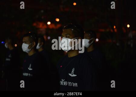 Pathum Thani, Thailandia. 19 Mar 2020. Durante la notte del 19 marzo 2020, le forze aeree thailandesi, le persone e i volontari hanno contribuito a spruzzare acqua, pulire le strade, pulire i grandi magazzini, fermate degli autobus a Rangsit, Phahonyothin Road. Provincia di Pathum Thani la Thailandia è un luogo dove molte persone si riuniscono per la pulizia, per prevenire lo scoppio di Coronavirus (COVID-19). (Foto di Teera Noisakran/Pacific Press/Sipa USA) Credit: Sipa USA/Alamy Live News Foto Stock