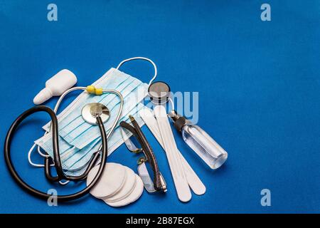 Set di diversi articoli medici. Mezzi per la prevenzione, l'igiene personale e il trattamento dei sintomi del coronavirus. COVID-19 pandemico, 2019-nCoV WO Foto Stock