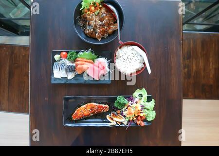 pesce , salmone crudo e tonno crudo o sashimi e salmone alla griglia Foto Stock