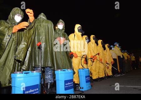 Pathum Thani, Thailandia. 19 Mar 2020. Durante la notte del 19 marzo 2020, le forze aeree thailandesi, le persone e i volontari hanno contribuito a spruzzare acqua, pulire le strade, pulire i grandi magazzini, fermate degli autobus a Rangsit, Phahonyothin Road. Provincia di Pathum Thani la Thailandia è un luogo dove molte persone si riuniscono per la pulizia, per prevenire lo scoppio di Coronavirus (COVID-19). (Foto di Teera Noisakran/Pacific Press/Sipa USA) Credit: Sipa USA/Alamy Live News Foto Stock