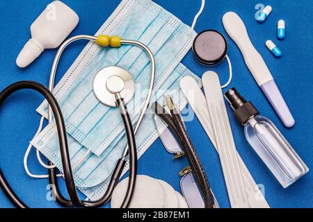 Set di diversi articoli medici. Mezzi per la prevenzione, l'igiene personale e il trattamento dei sintomi del coronavirus. COVID-19 pandemico, 2019-nCoV WO Foto Stock