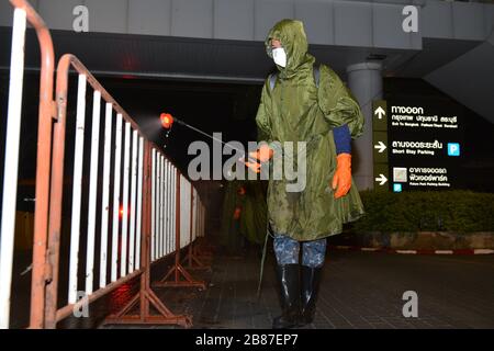 Pathum Thani, Thailandia. 19 Mar 2020. Durante la notte del 19 marzo 2020, le forze aeree thailandesi, le persone e i volontari hanno contribuito a spruzzare acqua, pulire le strade, pulire i grandi magazzini, fermate degli autobus a Rangsit, Phahonyothin Road. Provincia di Pathum Thani la Thailandia è un luogo dove molte persone si riuniscono per la pulizia, per prevenire lo scoppio di Coronavirus (COVID-19). (Foto di Teera Noisakran/Pacific Press/Sipa USA) Credit: Sipa USA/Alamy Live News Foto Stock