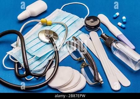 Set di diversi articoli medici. Mezzi per la prevenzione, l'igiene personale e il trattamento dei sintomi del coronavirus. COVID-19 pandemico, 2019-nCoV WO Foto Stock