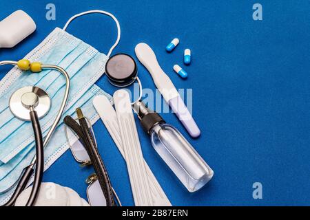 Set di diversi articoli medici. Mezzi per la prevenzione, l'igiene personale e il trattamento dei sintomi del coronavirus. COVID-19 pandemico, 2019-nCoV WO Foto Stock