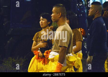 Pathum Thani, Thailandia. 19 Mar 2020. Durante la notte del 19 marzo 2020, le forze aeree thailandesi, le persone e i volontari hanno contribuito a spruzzare acqua, pulire le strade, pulire i grandi magazzini, fermate degli autobus a Rangsit, Phahonyothin Road. Provincia di Pathum Thani la Thailandia è un luogo dove molte persone si riuniscono per la pulizia, per prevenire lo scoppio di Coronavirus (COVID-19). (Foto di Teera Noisakran/Pacific Press/Sipa USA) Credit: Sipa USA/Alamy Live News Foto Stock