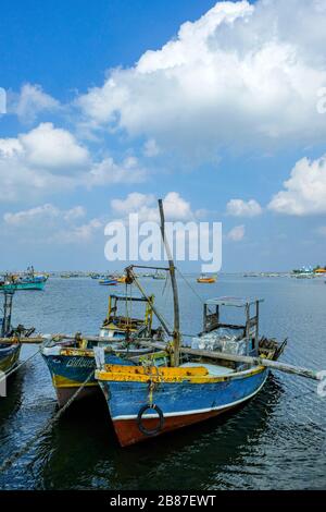 Jaffna, Sri Lanka - 2020 febbraio: Barche da pesca nel distretto di pesca di Jaffna il 23 febbraio 2020 a Jaffna, Sri Lanka. Foto Stock