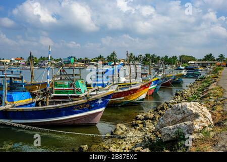 Jaffna, Sri Lanka - 2020 febbraio: Barche da pesca nel distretto di pesca di Jaffna il 23 febbraio 2020 a Jaffna, Sri Lanka. Foto Stock