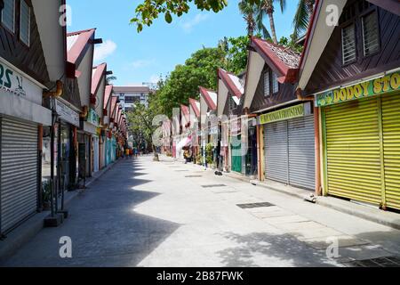 Boracay Island, Aklan, Filippine: D'Mall Market è deserta, dopo una totale isola chiusa a porte chiuse persiane di imprese Foto Stock