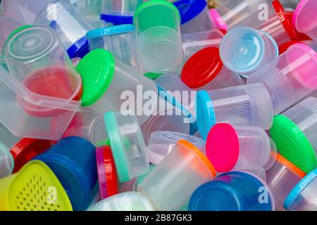 Pile di contenitori di plastica per alimenti sono il risultato di una massiccia produzione industriale. Concetto Eco. Foto Stock