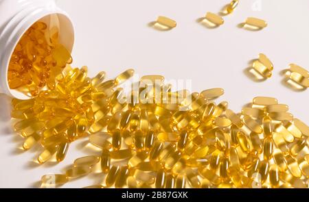 Un grande vaso di molte omega 3 pillole. Foto Stock