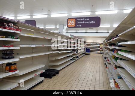 pic show: Scaffali vuoti a SainsburyÕs Canned Goods All Gone Life continua o no in questo sobborgo esterno di Londra / Essex con alcuni negozi chiusi e altri Foto Stock