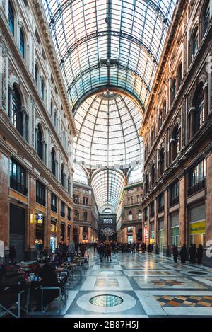 NAPOLI, IT - 27 DICEMBRE 2019: Veduta interna della Galleria Umberto i di Napoli Foto Stock