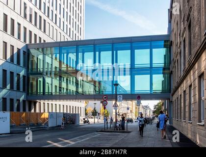 Passerella in vetro che collega gli edifici del campus del Charite Hospital, Mitte-Berlin, Germania Foto Stock