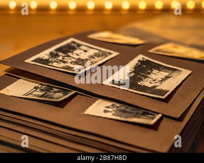 Primo piano di un album con vecchie foto. Foto Stock
