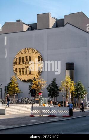 Die Goldene Stunde, l'opera d'arte dell'ora d'oro dell'artista Renate Wolff sul campus dell'ospedale della Charite University Hospital, Berlino, Mitte, Germania . Foto Stock