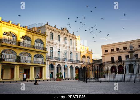 Vista di prima mattina di Plaza Vieja, l'Avana vecchia, Cuba. Bell'esempio di architettura coloniale. Foto Stock