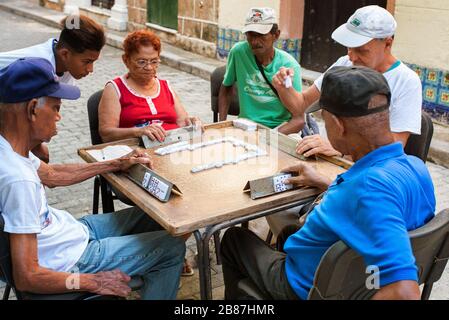 Persone anziane che giocano a domino nella strada della vecchia Havana Cuba Foto Stock