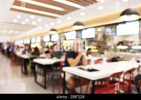 Immagine sfocata mensa Sala da pranzo, un sacco di persone stanno mangiando cibo in mensa università sfondo sfocato, sfondo sfocato caffè o caffetteria Foto Stock