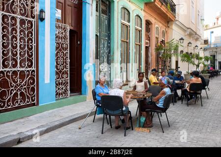 Persone anziane che giocano a domino nella strada della vecchia Havana Cuba Foto Stock