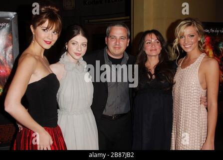 "Black Christmas" Cast - Mary Elizabeth, Michell Trachtenberg, il direttore Glen Morgan, Kristen Cloke e Katie Cassidy alla premiere di Los Angeles di "Black Christmas" che si è tenuta al Mann's Chinese 6 a Hollywood, California. L'evento si è svolto martedì 19 dicembre 2006. Foto di: SBM / PictureLux - riferimento file 33984-9448SBMPLX Foto Stock