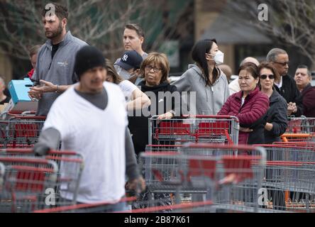 Alexandira, Stati Uniti. 20 Marzo 2020. Gli acquirenti attendono in fila per entrare in un magazzino Costco ad Alessandria, Virginia, il 20 marzo 2020. Gli acquirenti sono contenti di acquistare e di sfusi come il COVID-19, coronavirus, pandemia continua a espandersi negli Stati Uniti. Foto di Kevin Dietsch/UPI Credit: UPI/Alamy Live News Foto Stock