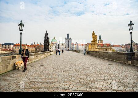 Praga, repubblica Ceca - 19 marzo 2020. Ponte Carlo senza turista durante il divieto di viaggio Covid-19 Foto Stock
