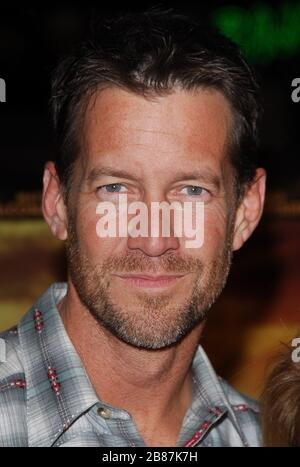 James Denton alla Premiere di 'We are Marshall' tenutasi al Grauman's Chinese Theatre di Hollywood, California. L'evento si è svolto giovedì 14 dicembre 2006. Foto di: SBM / PictureLux - riferimento file 33984-9554SBMPLX Foto Stock