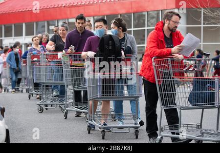 Alexandira, Stati Uniti. 20 Marzo 2020. Gli acquirenti attendono in fila per entrare in un magazzino Costco ad Alessandria, Virginia, il 20 marzo 2020. Gli acquirenti sono contenti di acquistare e di sfusi come il COVID-19, coronavirus, pandemia continua a espandersi negli Stati Uniti. Foto di Kevin Dietsch/UPI Credit: UPI/Alamy Live News Foto Stock